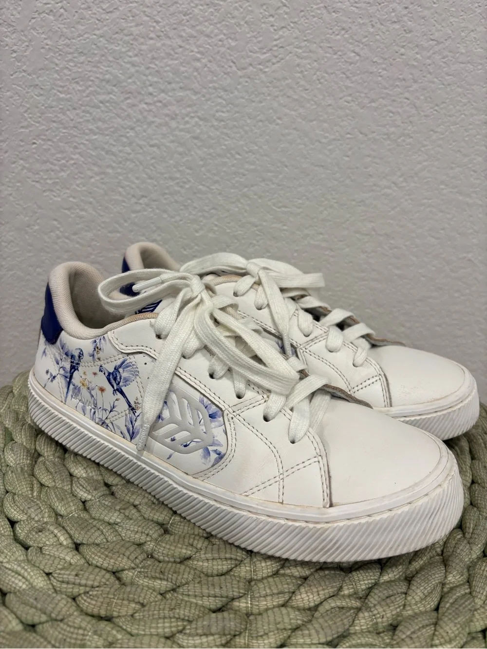Cariuma Salvas White Leather with Blue Parrot Floral Accent Sneakers Size 9
